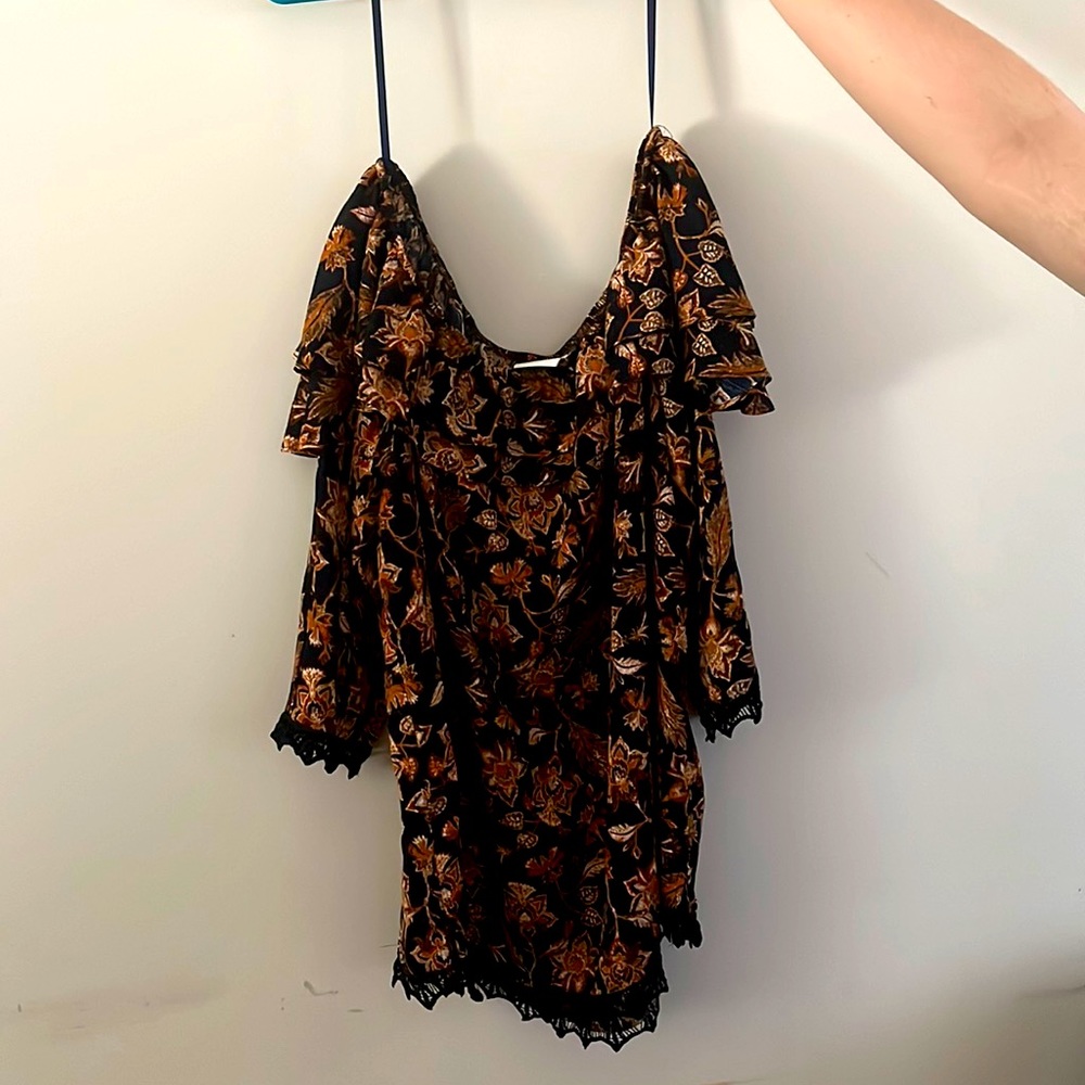 Knox Rose off the shoulder 2x with lace detail